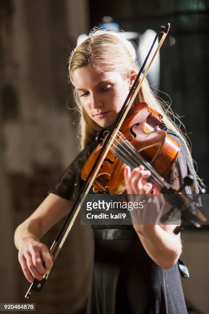 tienermeisje spelen van de viool in concert - child prodigy stockfoto's en -beelden