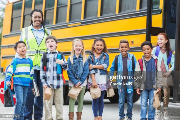 kinder und kreuzung wache draußen schulbus - schülerlotse stock-fotos und bilder