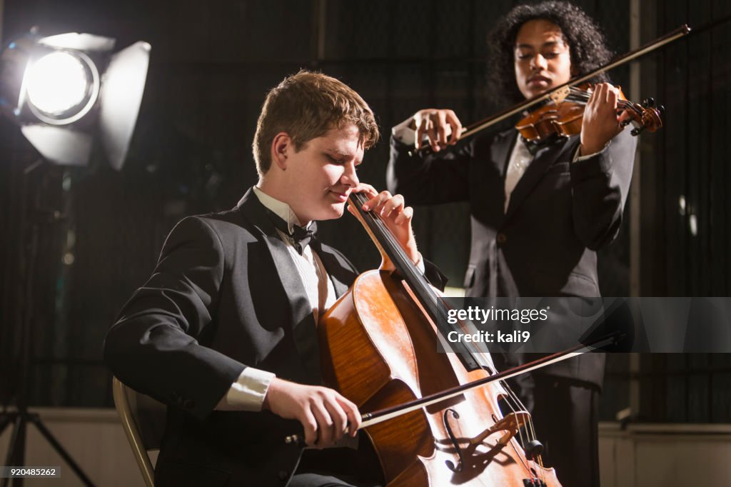 Teenager Jungs spielen Kontrabass und Violine in Konzert