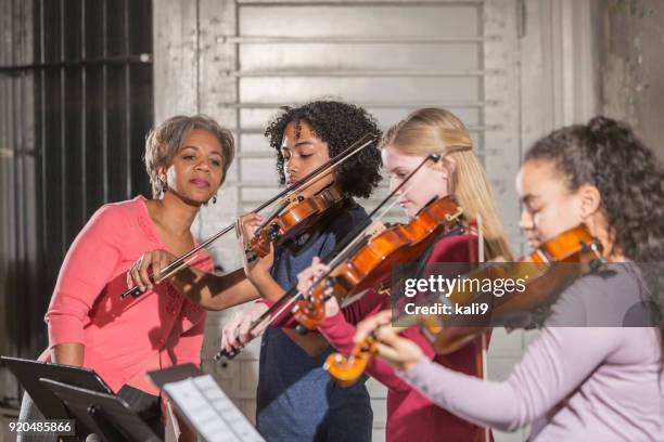 violinisti adolescenti con insegnante di musica - violino foto e immagini stock