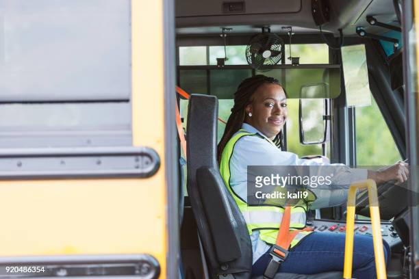 戸口を探して学校バス��の運転手 - バス運転手 ストックフォトと画像