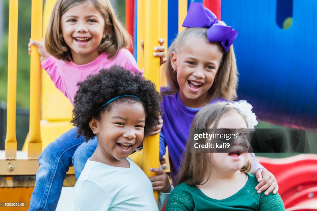 Multi-étnica meninas brincando no parque