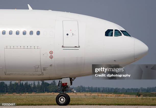 airliner - commercieel vliegtuig deur stockfoto's en -beelden