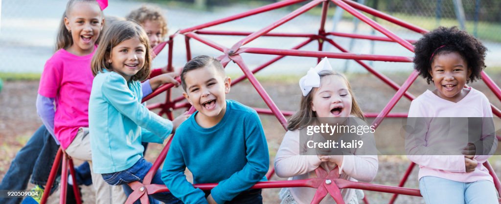Kinderen spelen op Speeltuin monkey bars