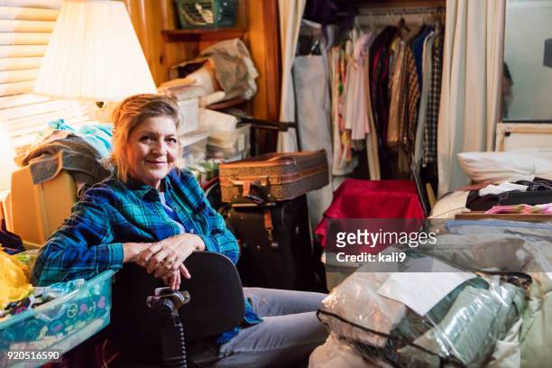 senior mujer en casa, desordenada habitación - avarice fotografías e imágenes de stock
