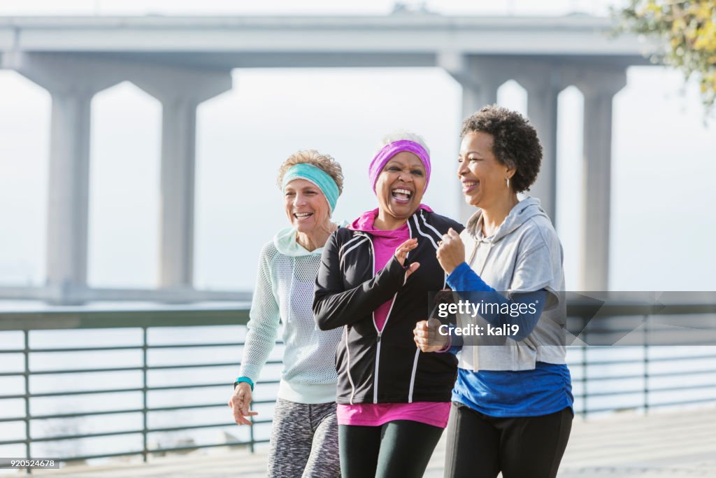 Tre donne mature potere camminare insieme sul lungomare