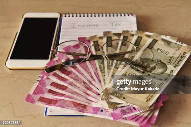 income tax calculation - indian economy business and finance stockfoto's en -beelden