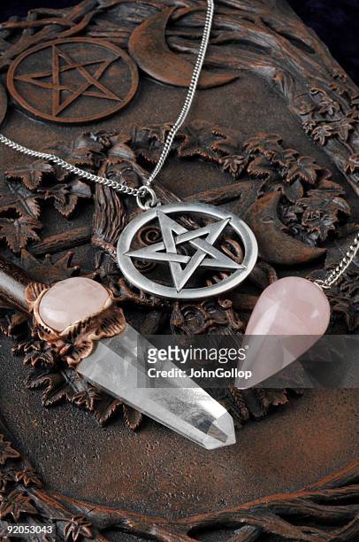 wicca-religion tools - pentagramm stock-fotos und bilder