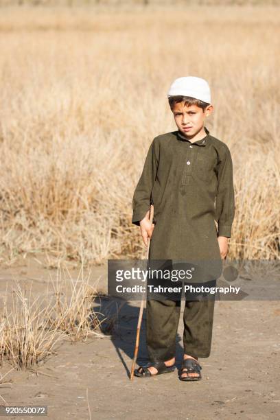 an afghan migrant kid with religious cap - pakistani boys stockfoto's en -beelden