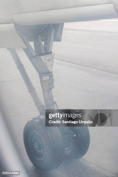 airplane wheels on runway while landing - landing gear stock-fotos und bilder