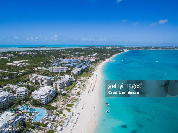 grace bay turks and caicos - bahamas aerial stockfoto's en -beelden