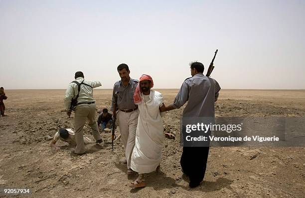 Whole family is caught by the commander of the antiquities police Abdul Fetar and his men, while illegaly digging in the archeological Sumerian site...