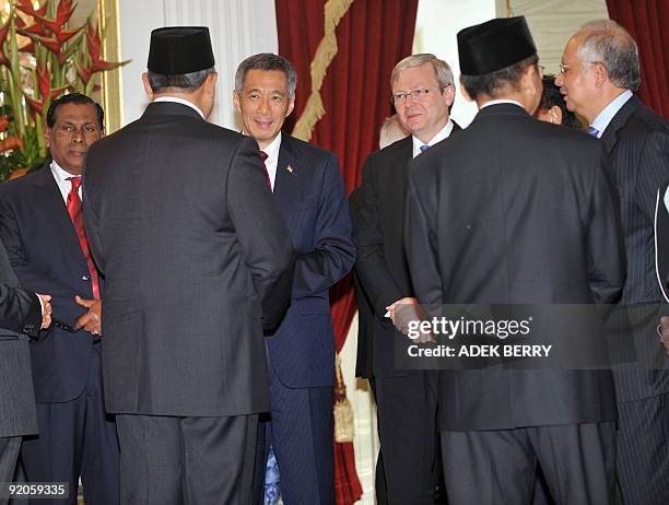 Indonesian President Susilo Bambang Yudhoyono and Vice President Budiono talk with Sri Lankan special envoy, Minister of Power and Energy John...
