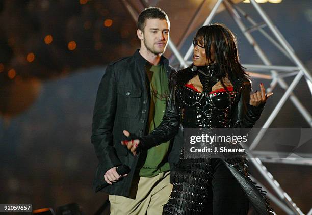 Justin Timberlake and Janet Jackson perform during the half - time show at Super Bowl XXXVIII