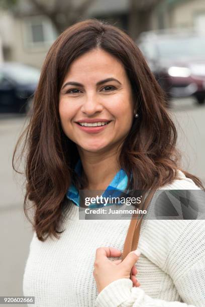 lächelnd ältere frau - ecuadorianischer abstammung stock-fotos und bilder