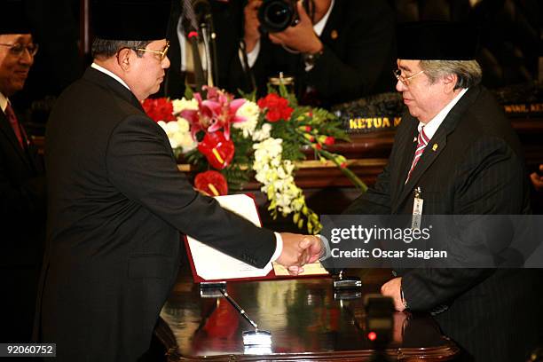 Indonesian President Susilo Bambang Yudhoyono shakes hands with The Speaker of Indonesia People's Consultative Assembly Taufik Kiemas during the...