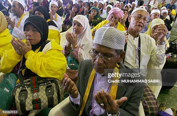 Thai Muslim Hajj pilgrims offer prayers before leaving for Mecca at Hat Yai International airport, southern Thailand, on October 20, 2009. A batch of...