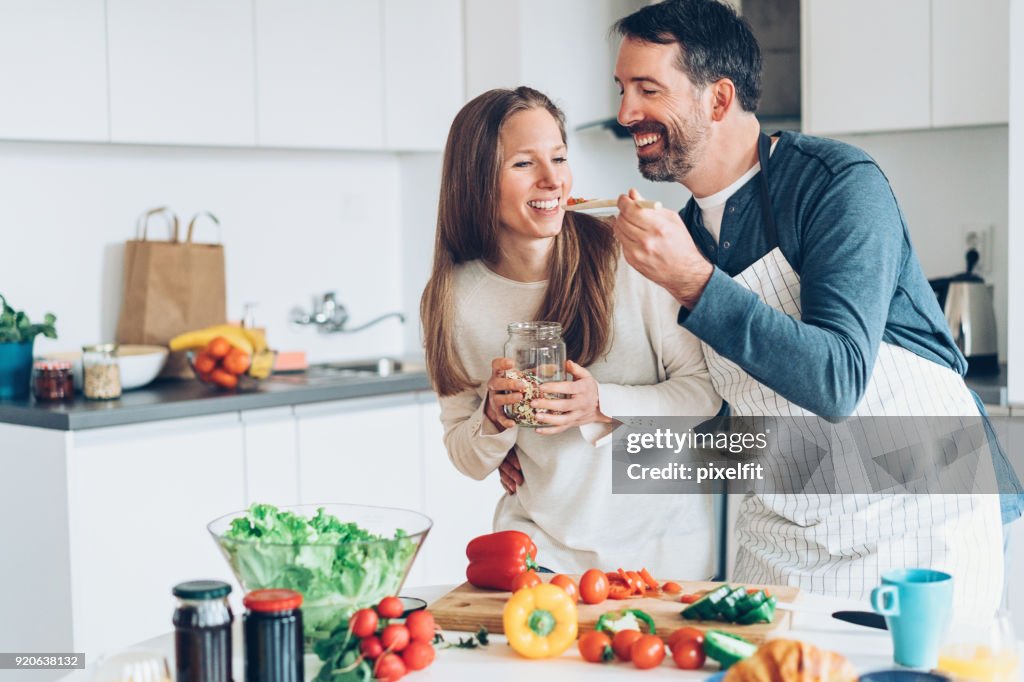 Coppia felice che cucina insieme