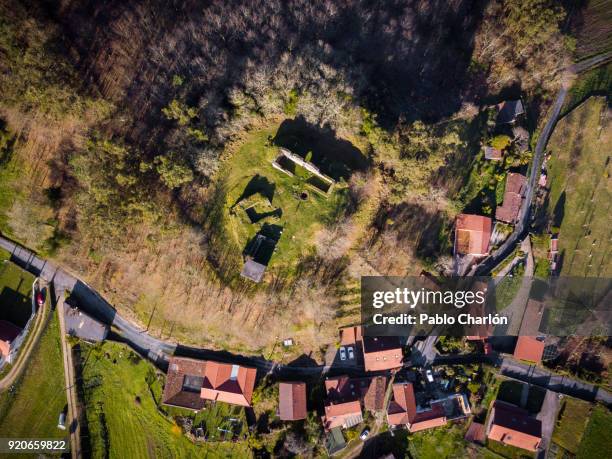 castle of torres de altamira, brión, a coruña, galicia, spain - flugzeug in der luft stock-fotos und bilder