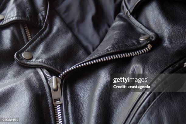 giacca da motociclista in pelle nera - chiodo giacca di pelle foto e immagini stock