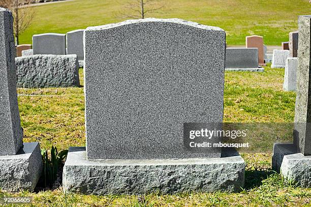 a blank tombstone in a cemetery - grafsteen stockfoto's en -beelden