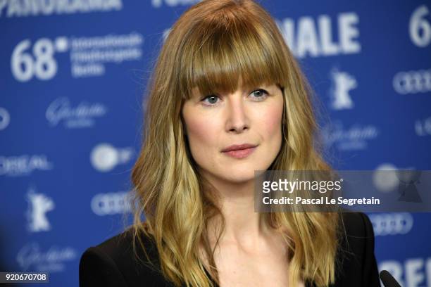 442 Rosamund Pike Conference Photos and Premium High Res Pictures - Getty  Images