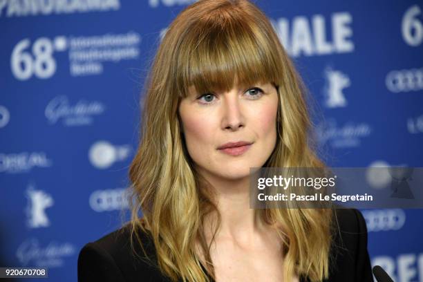 442 Rosamund Pike Conference Photos and Premium High Res Pictures - Getty Images 442 Rosamund Pike Conference Photos and Premium High Res Pictures - Getty Images