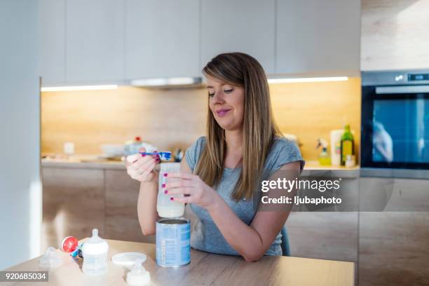 sie lernt jeden tag - milchpulver stock-fotos und bilder