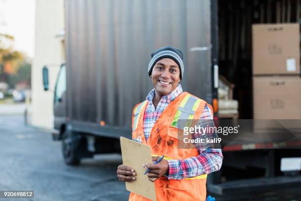 afrikanisch-amerikanischer mann, der arbeitet mit lieferwagen - camionnette stock-fotos und bilder