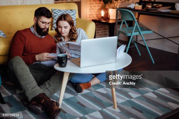 junges paar sucht trog post erwartet neue aufträge - couple beard coffee stock-fotos und bilder