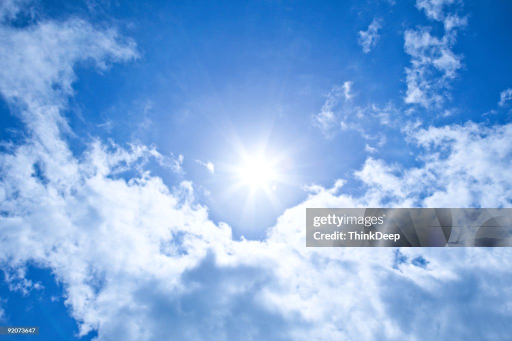 XXXL sol fundo com céu claro e azul