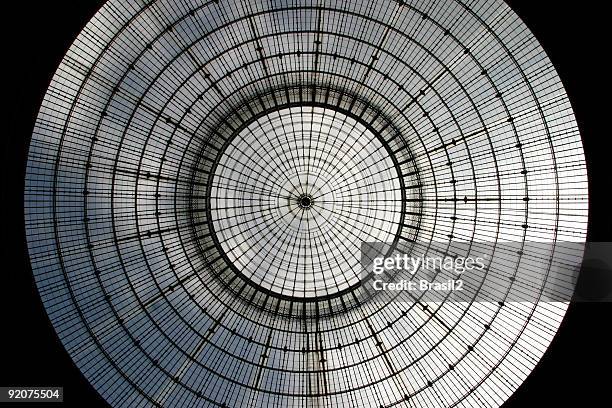 de cúpula - cúpula sobre tejado fotografías e imágenes de stock