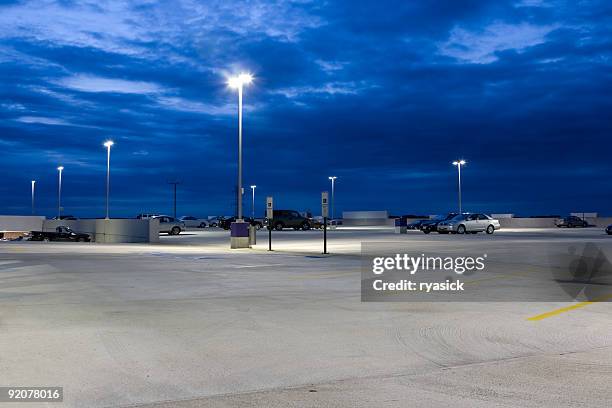 ほとんどの空のコンクリートの駐車場の夕暮れ - ボラード ストックフォトと画像