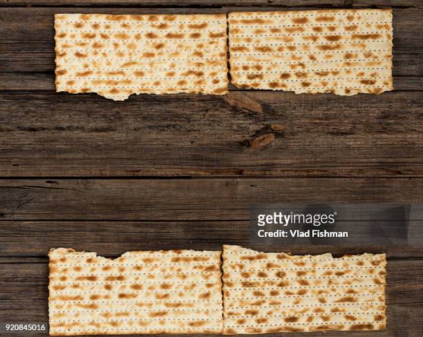 four pieces of matzah on a vintage wood background with copy space or text space. - matse stockfoto's en -beelden