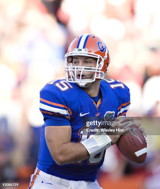 Tim Tebow of the Florida Gators looks to throw a pass against the Arkansas Razorbacks at Ben Hill Griffin Stadium on October 17, 2009 in Gainesville,...