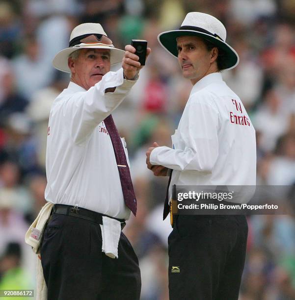 Umpires Rudi Koertzen and Billy Bowden check the light during the 5th Test match between England and Australia at The Oval, London, 11th September...