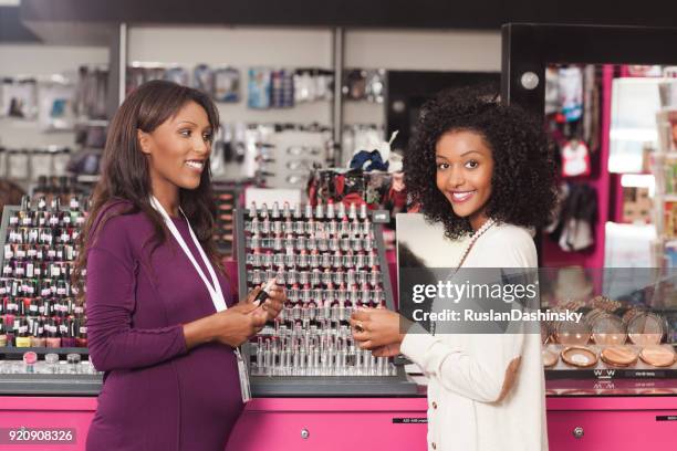 client avec un consultant de la beauté. - parfumeur photos et images de collection