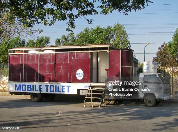 streets of karachi - portable toilet - fotografias e filmes do acervo