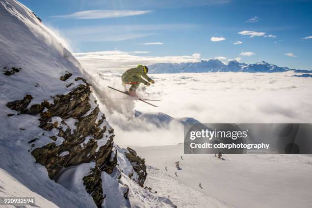 esquiador extremo en verbier, suiza - verbier fotografías e imágenes de stock