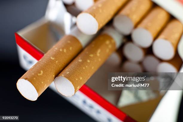 paquet de cigarettes - filtre de cigarette photos et images de collection