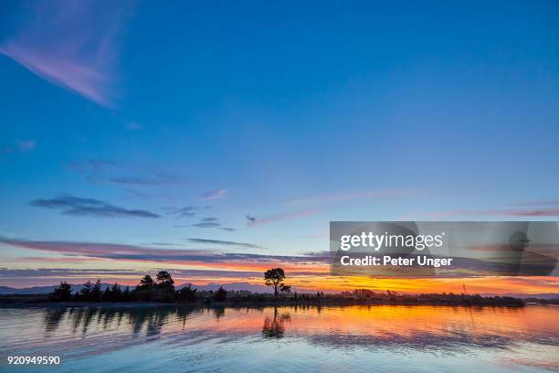 wairau river at sunset, wairau bar, blenheim, marlborough, south island, new zealand - blenheim new zealand foto e immagini stock