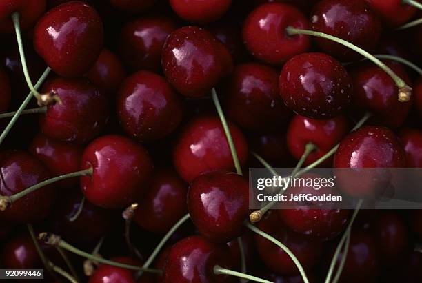 cerezas frescas retirados bing - jeff goulden fotografías e imágenes de stock