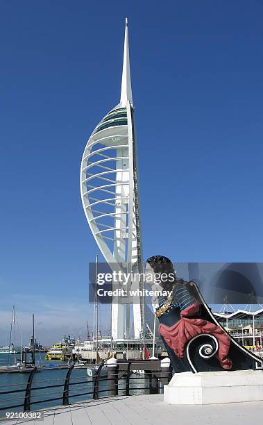 vela grande torre de portsmouth frente ao mar, com carranca do navio - torre spinnaker imagens e fotografias de stock
