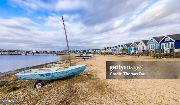 ヘンギストベリー、ボーンマスの mudeford で小さなボートとビーチの小屋 - 英ドーセット クライストチャーチ ストックフォトと画像
