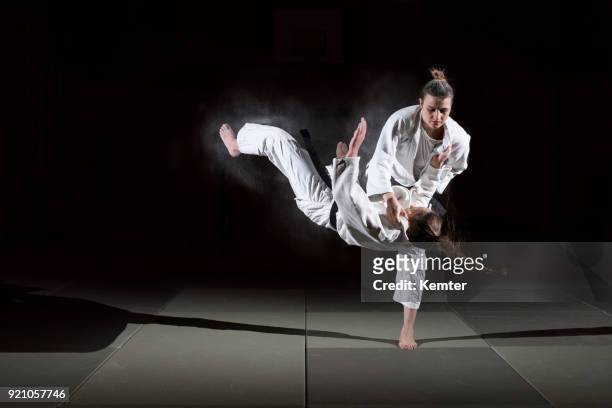 serie de entrenamiento de judo - women's judo fotografías e imágenes de stock