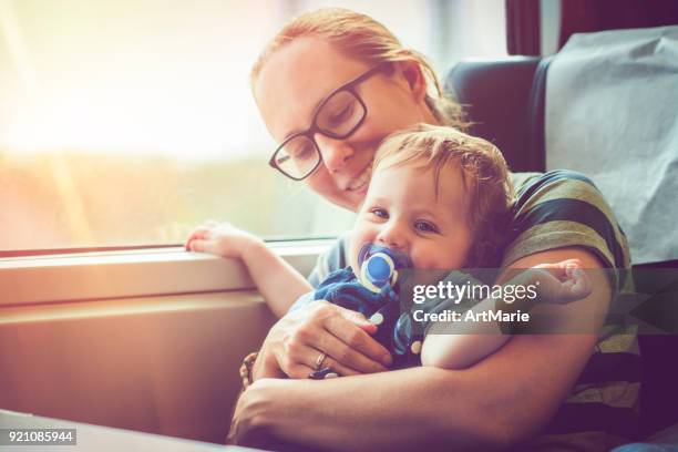 familie, reisen mit dem zug - railroad car stock-fotos und bilder