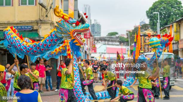 performers are performing traditional chinese dragon dance - representación de animal fotografías e imágenes de stock