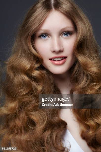 beautiful woman with long wavy dark blonde hair - mèche foto e immagini stock
