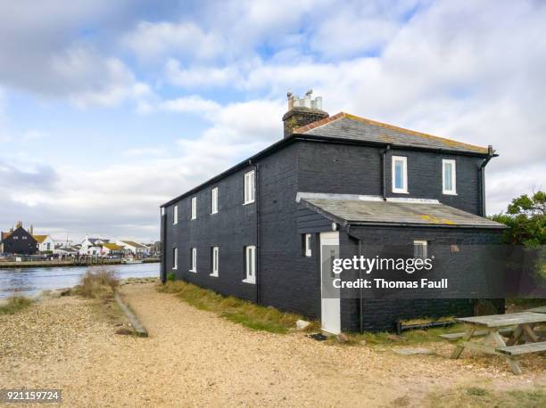 クライストチャーチ、mudeford 岸壁に頭の hengistbury で「黒い家」 - 英ドーセット クライストチャーチ ストックフォトと画像