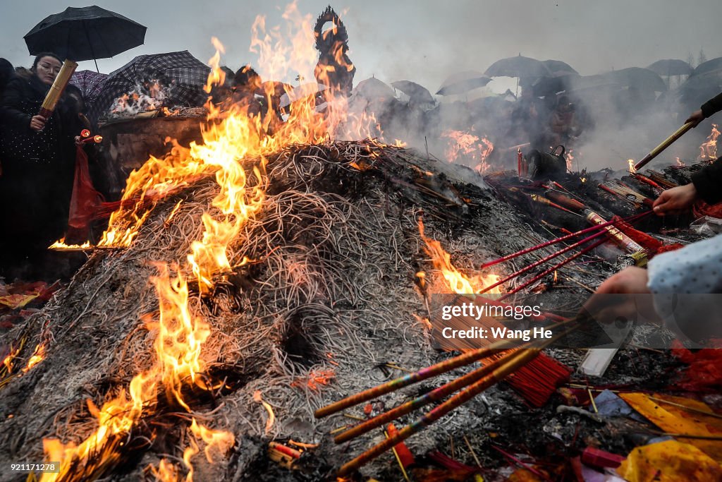 Chinese Worship The God Of Fortune In Guiyuan Buddhist Temple